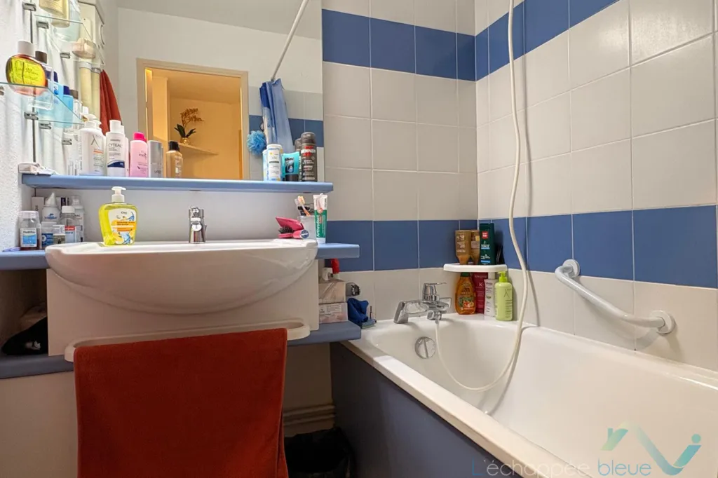 Vannitoad - 2-Bed Apartment with Sea View in Gassin