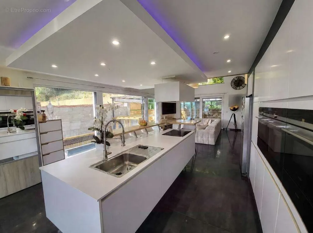 Cuisine - Villa Familiale avec Piscine à Longwy