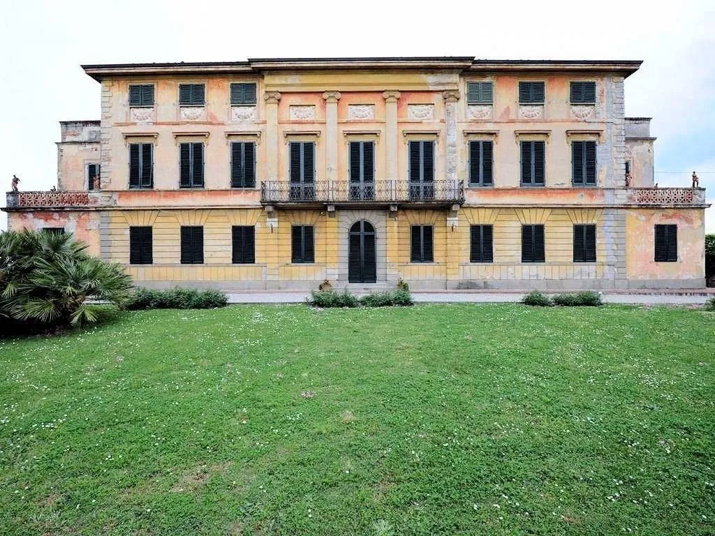 Außenansicht - 11-Bedroom Neoclassical Villa in Capannori