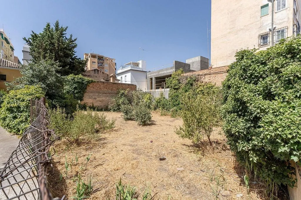 Aed - Detached House with Private Garden in Granada