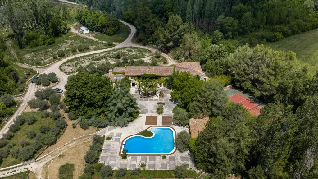Vue aérienne - Mas de Maître avec Piscine Intérieure à Pertuis