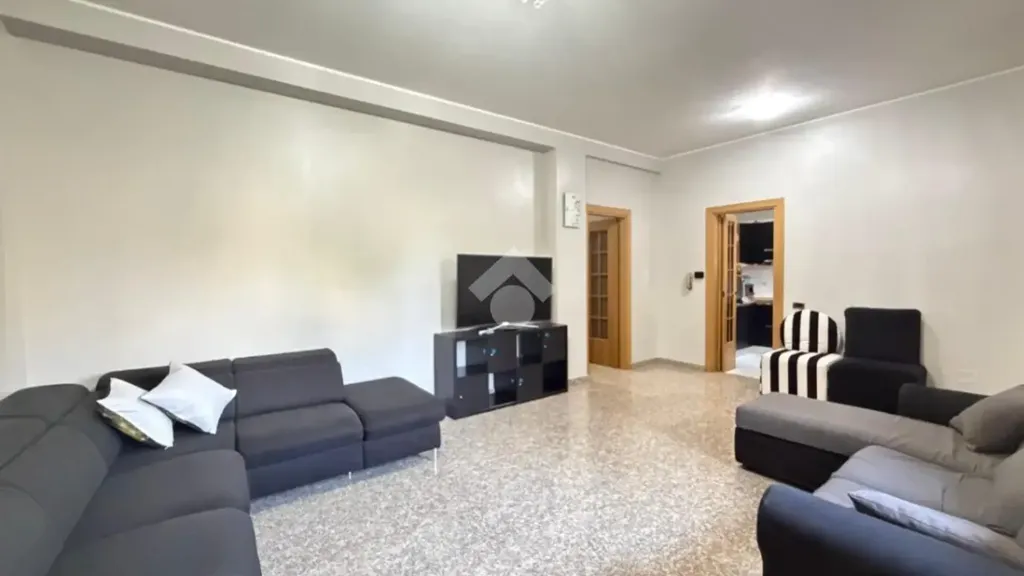 Elutuba - Spacious Apartment with Private Balcony in Seregno