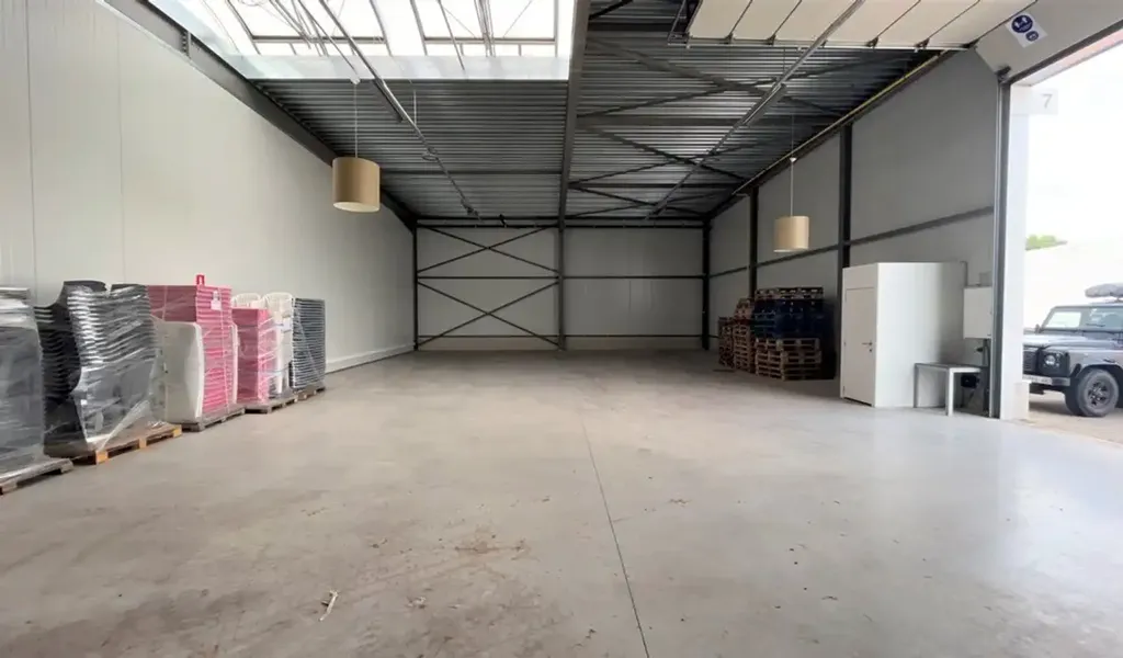 Garage - Magasin Récemment Aménagé à Wuustwezel