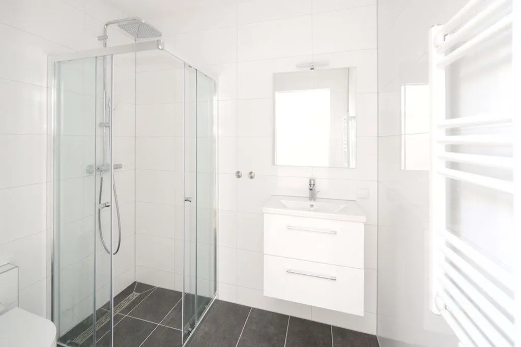 Salles de bain - Bright Four-Room Apartment near De Fahrenheit, The Hague