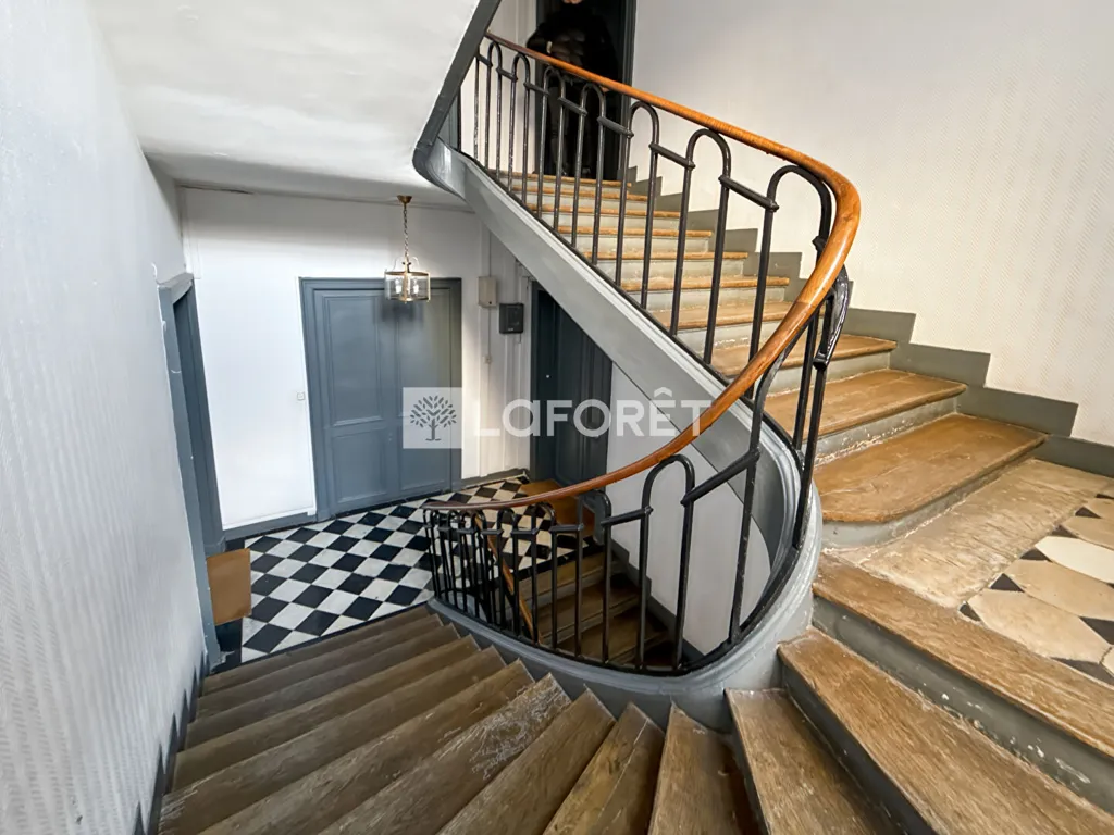 Toad - Refurbished Parisian Flat with Balcony