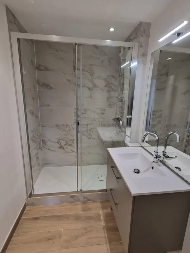 Salles de bain - Appartement T4 avec Balcon en Copropriété à Paris