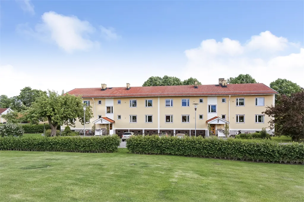 Garden - Spacious Three-Bedroom Flat with Balcony in Österbybruk