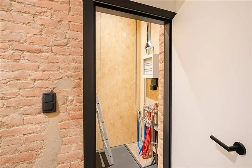 Esik - Modern Apartment with Brickwork in Antwerp