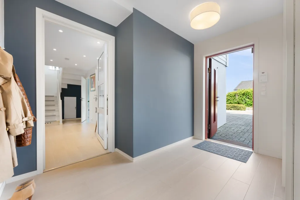 Entrée - Family Home with Corner Plot in Tasta/Vardeneset