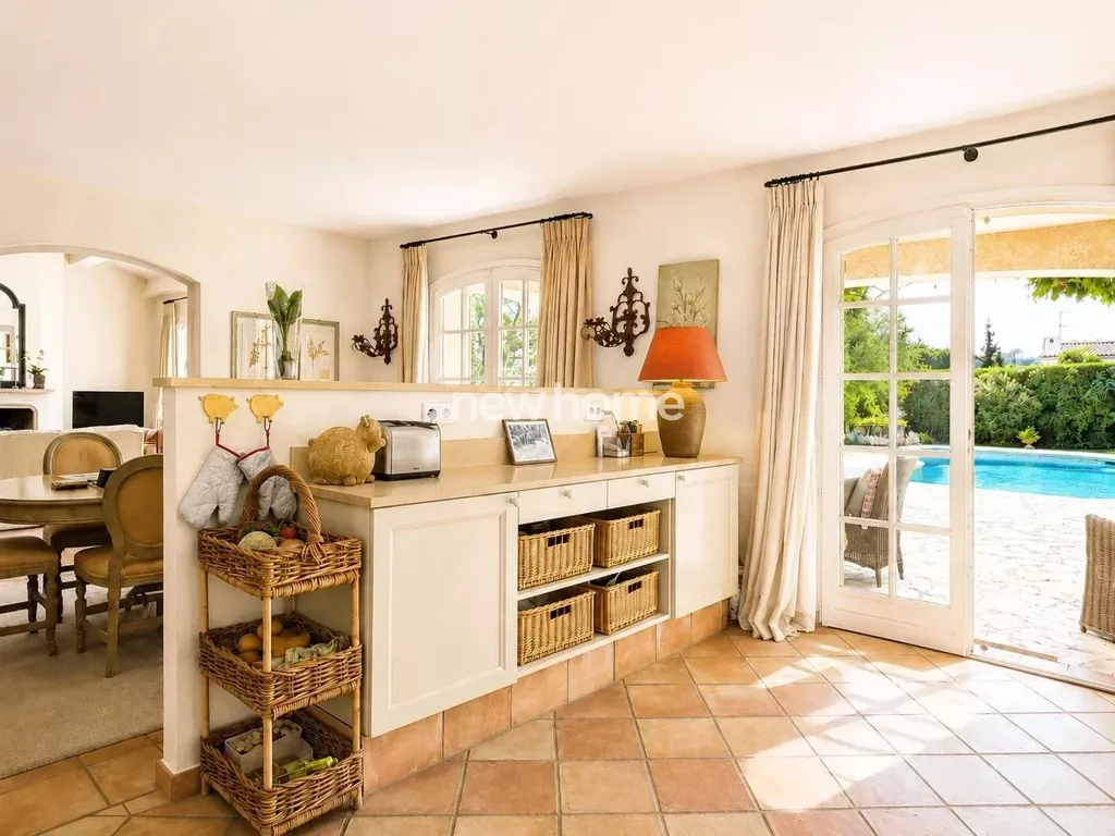 Cuisine - Villa avec Piscine Chauffée à Valbonne