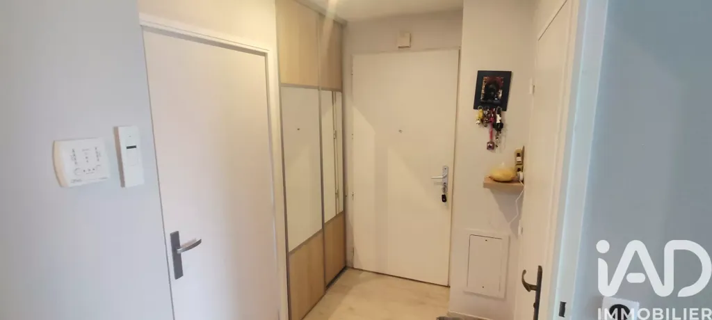 Hallway - 4-Bedroom Apartment with Terrace in Chelles