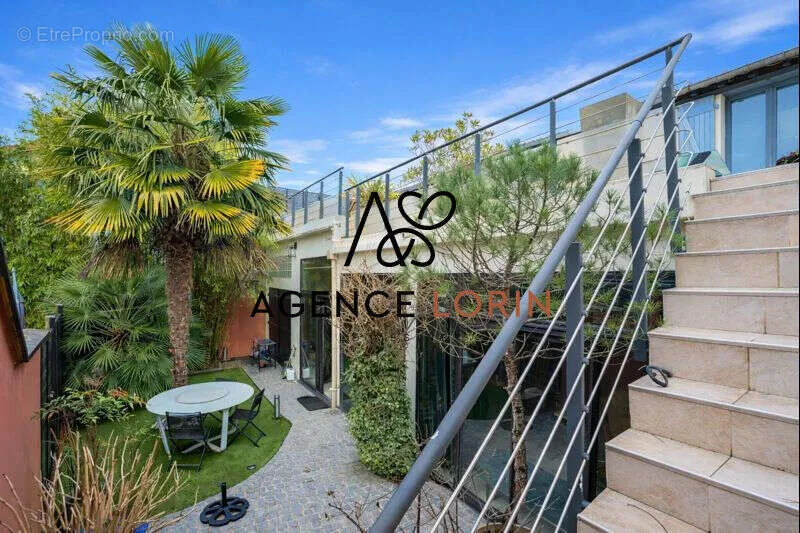 Terrace - 5-Bedroom House with Garden in Chatou