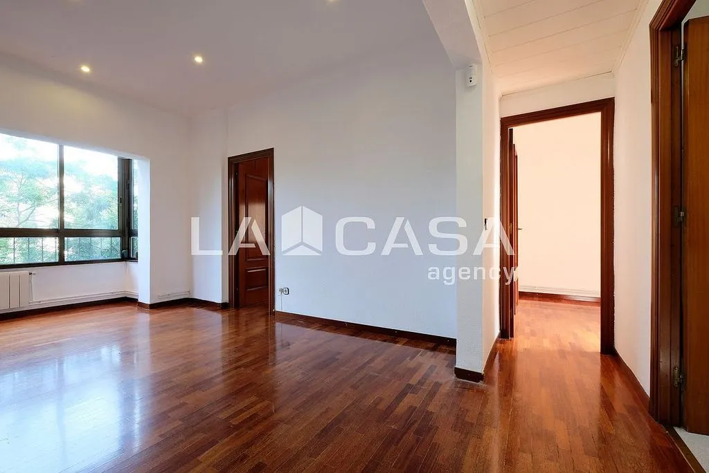 Elutuba - East-West Oriented Flat near Passeig Maragall