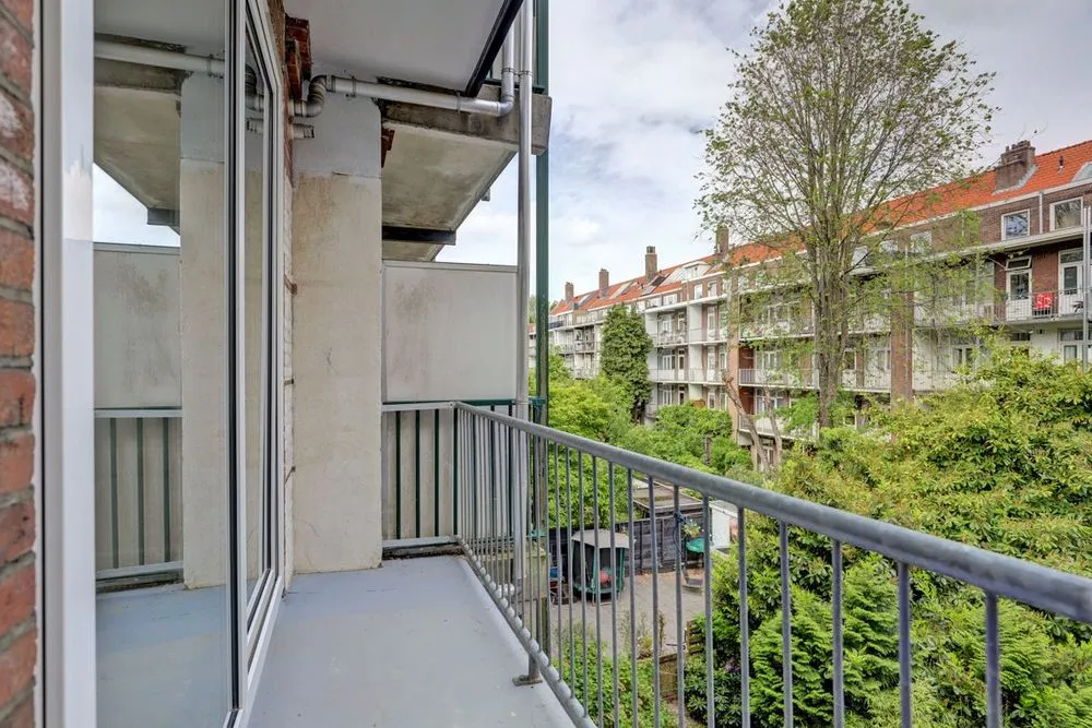 Balcon - 3-Bedroom Apartment with Balcony in Amsterdam
