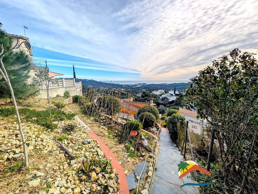 Jardin - Chalet with Sea and Mountain Views in Lloret Blau