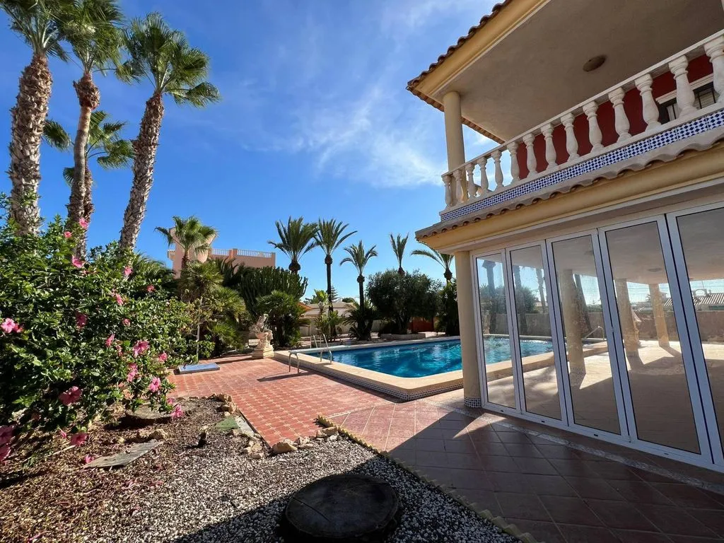 Piscine - Luxury Villa with Pool in Torrevieja