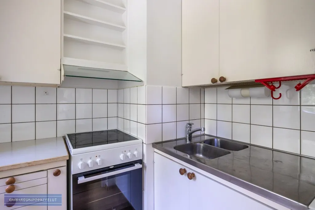 Köök - Top-Floor Studio with Glazed Balcony in Voisalmi