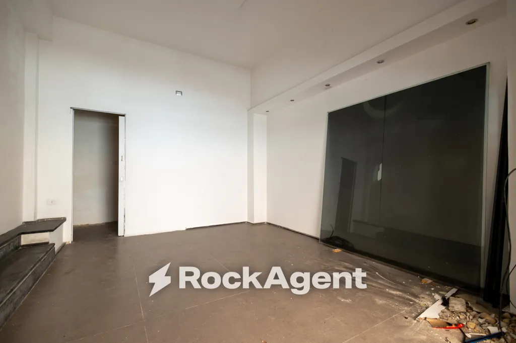 Pièces - Commercial Property with High Visibility in San Leonardo