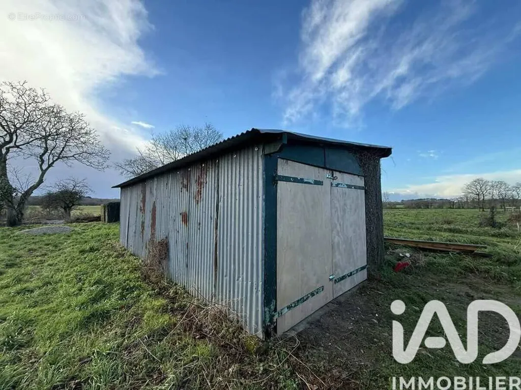 Non-Constructible Land with Garage in Nivillac