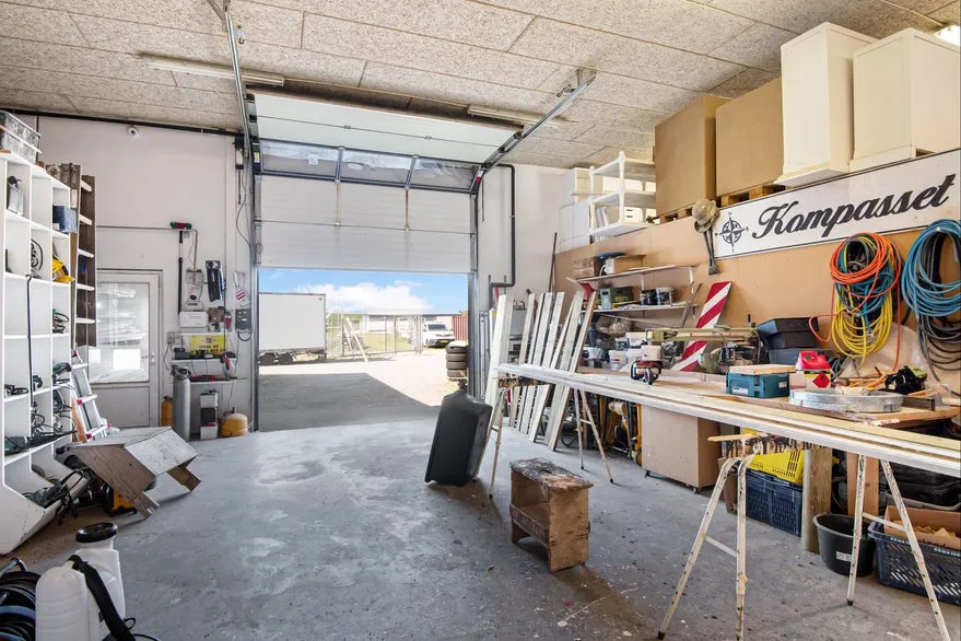 Garaaž - Functional Workshop with Garage in Industrial Area
