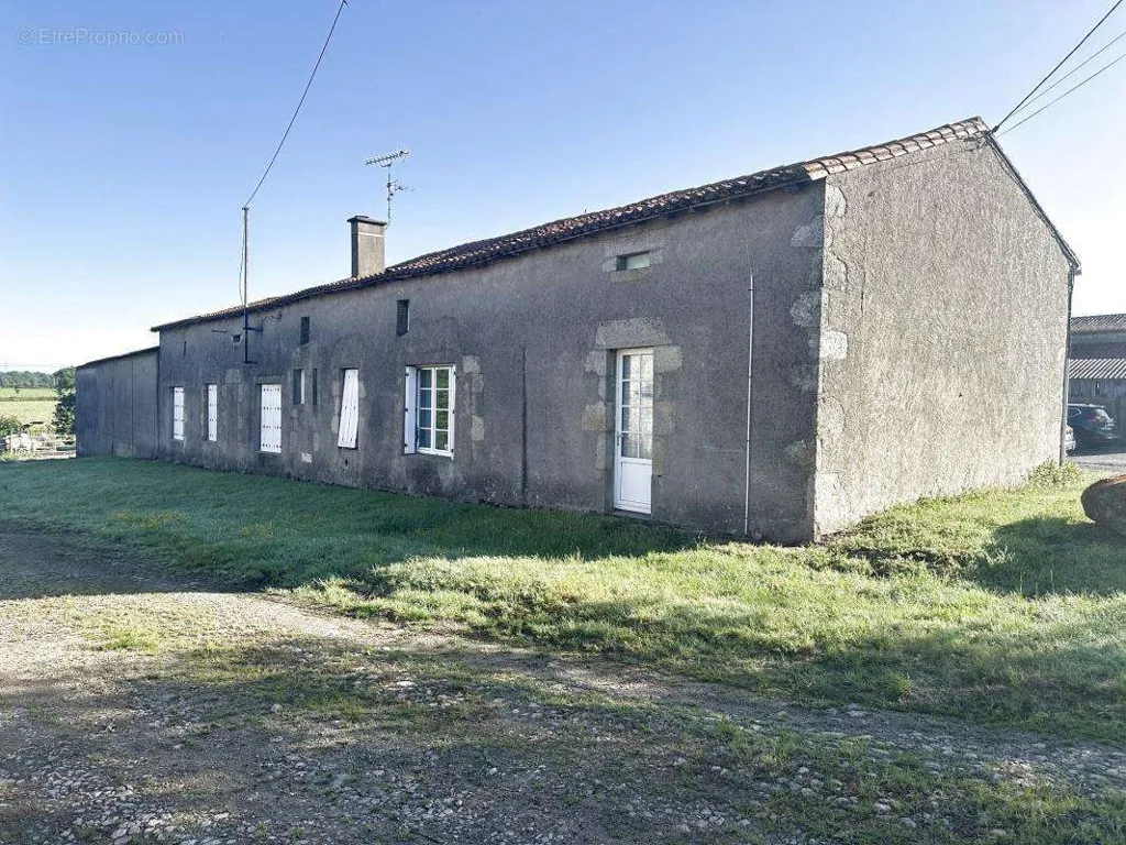 Välivaade - Rustic Longère with Barn in SevreMoine