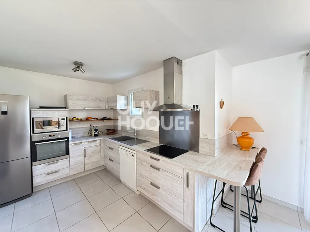 Cuisine - Maison architecturale avec piscine à Nice