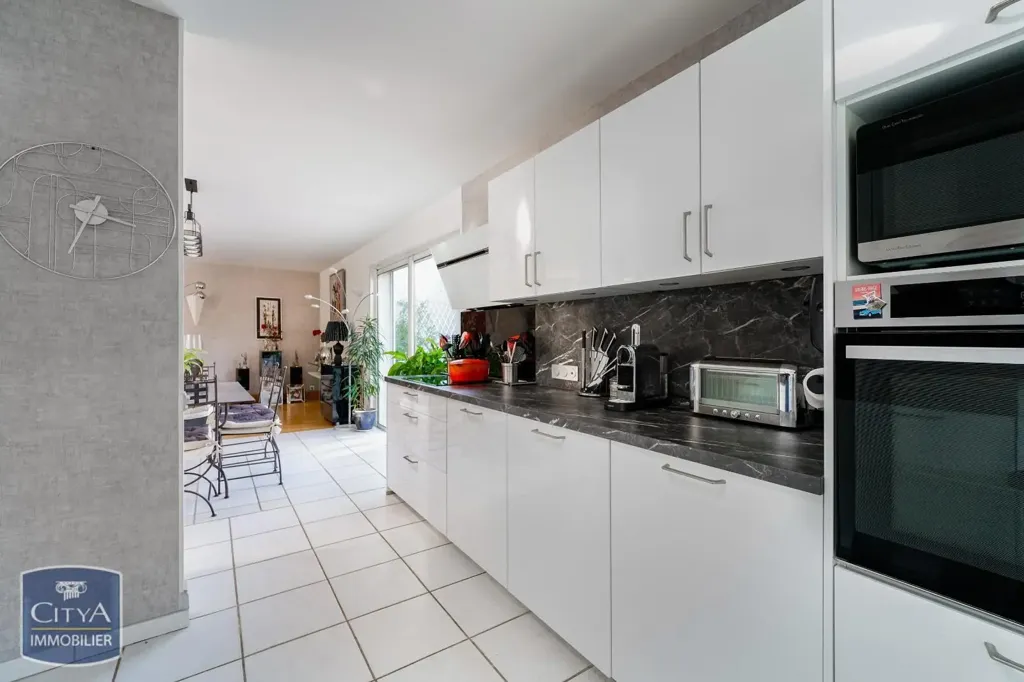 Cuisine - Maison avec Piscine et Jardin à Vichy