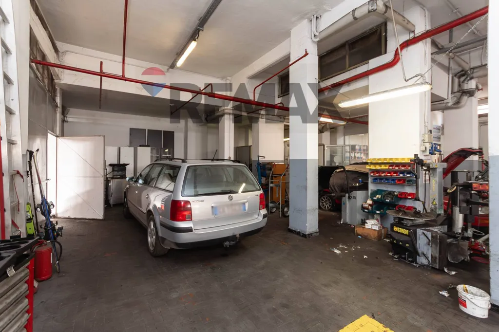 Garage - Commercial Space with Dual Access in Genoa