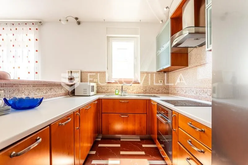 Köök - Spacious 3-Bedroom Apartment with Sea View in Zenta, Split