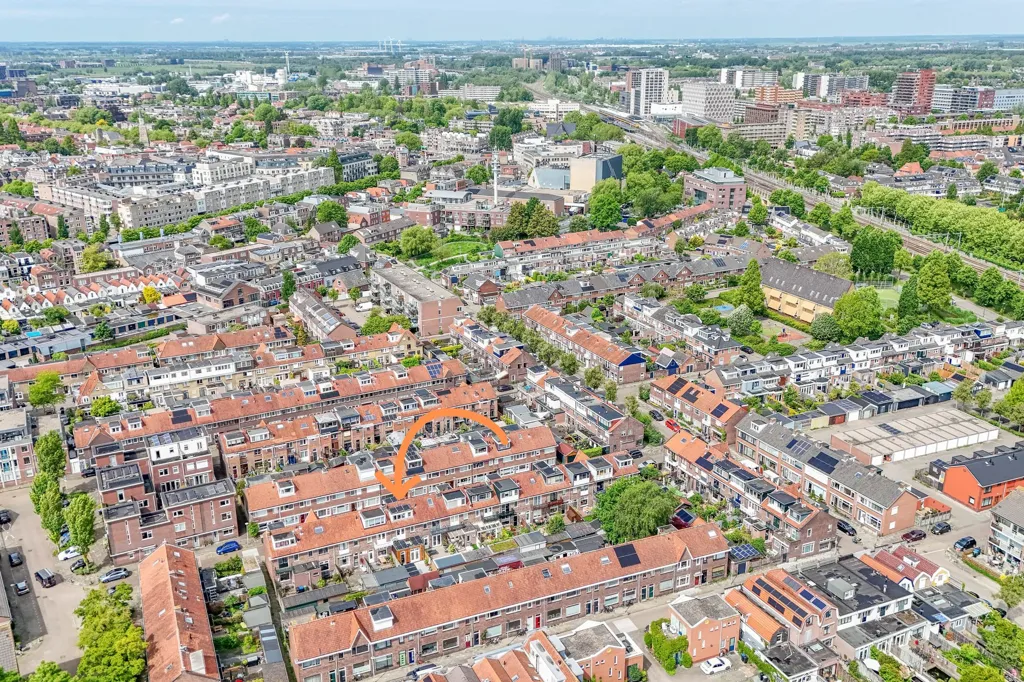Vue aérienne - Modernised Townhouse with Rooftop Space in Gouda