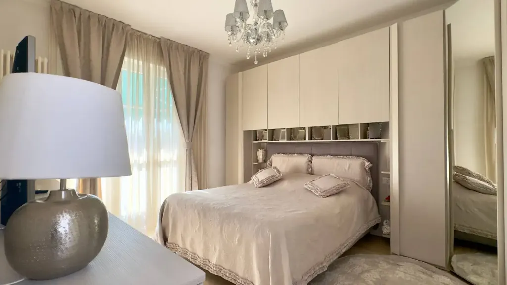 Chambres - Rear-Facing Apartment with Balcony in Cinisello Balsamo