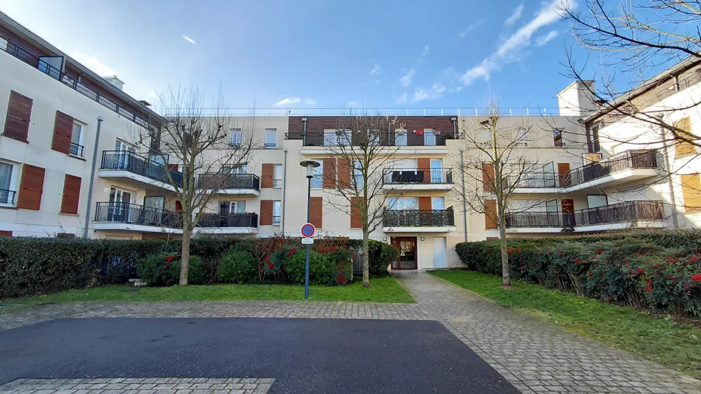 Jardin - Appartement 2 Pièces avec Vue Dégagée à Ermont
