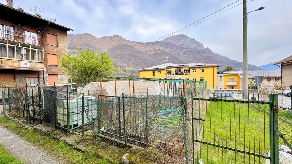 Giardino - Three-Room Apartment with Balcony in Breno