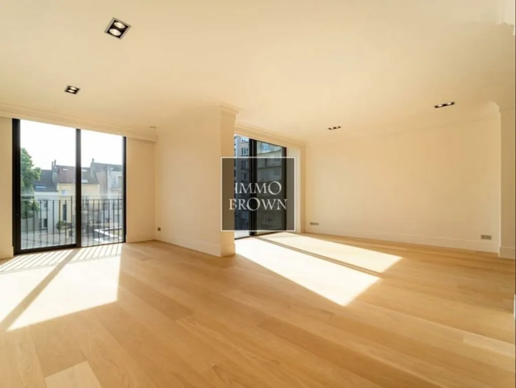 Séjour - Appartement Rénové avec Terrasse à Ixelles
