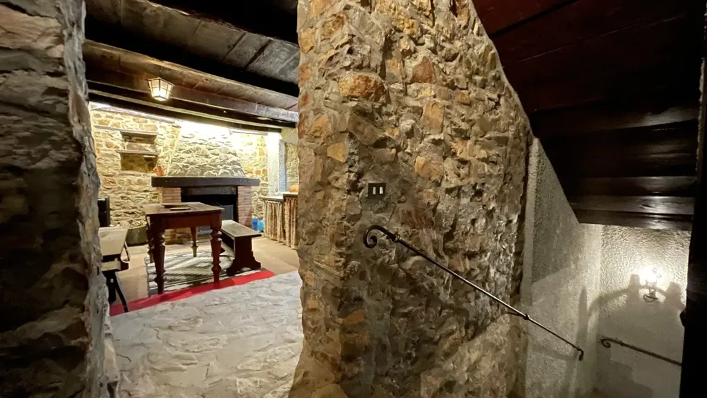 Pièces - Restored Stone Villa with Terraces in Gropparello