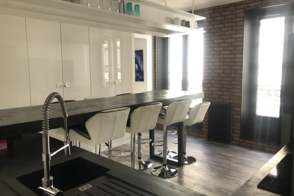Cuisine - Appartement 2 Pièces avec Balcons au 1er Arrondissement de Paris