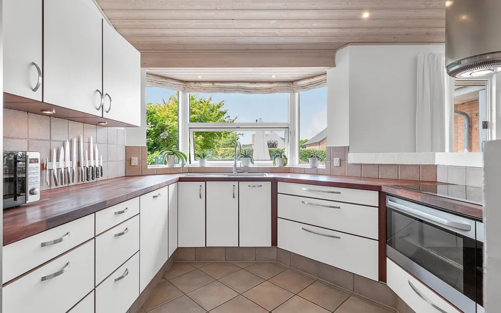 Köök - Spacious Villa with Garden in Skæring