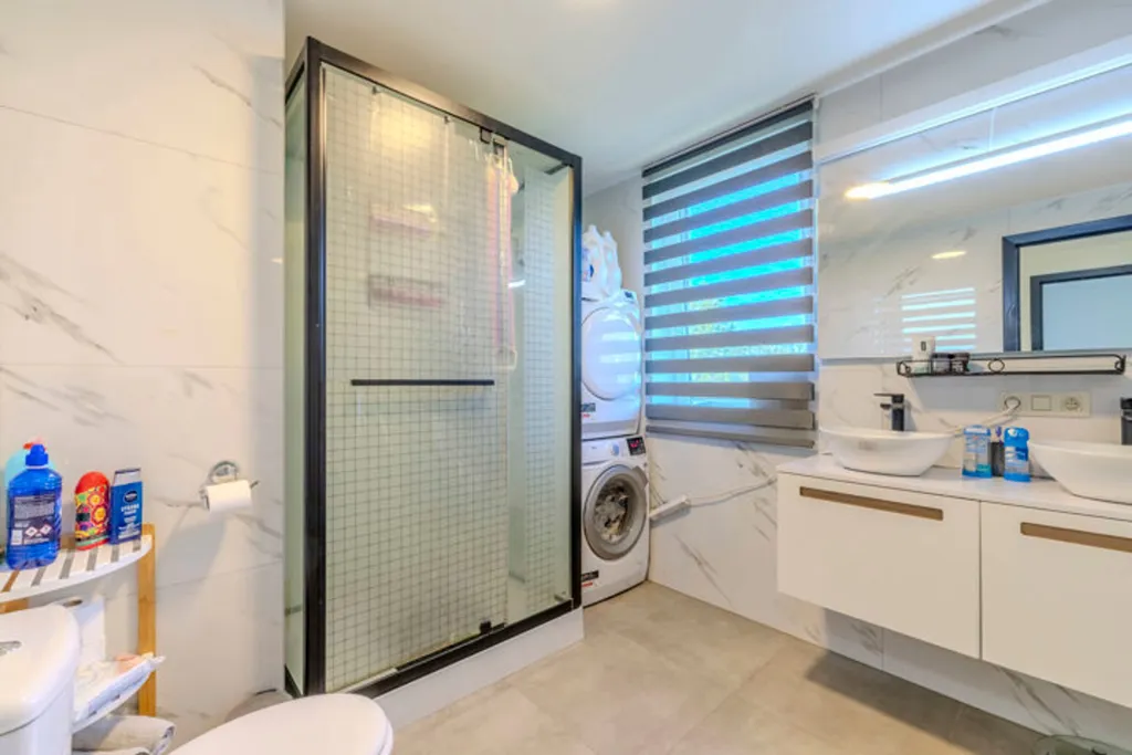 Salles de bain - Maison Moderne avec Espace Vert à Balen