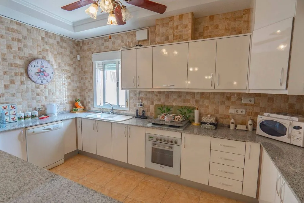 Köök - 4-Bedroom Villa with Pool in Ciudad Quesada
