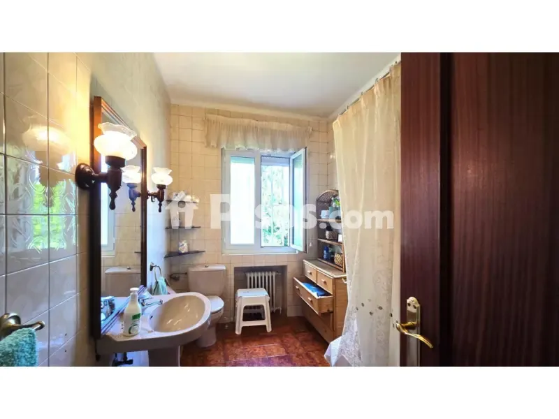 Bathrooms - Señorial House with Private Garden in Torrelavega