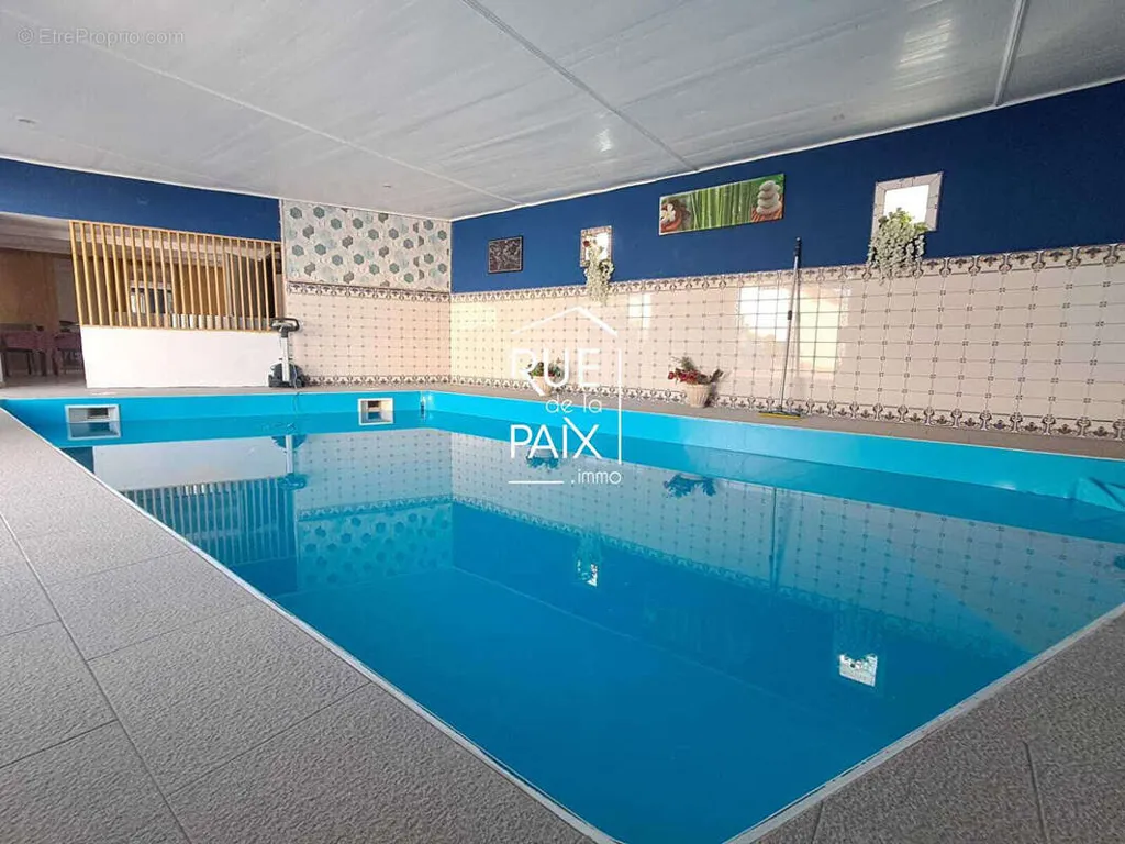 Piscine - Maison de Plain-Pied avec Piscine à Naintré