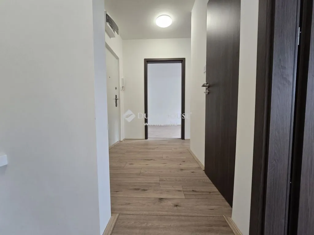 Ingresso - Modernised Apartment with Balcony in Kertváros, Pécs