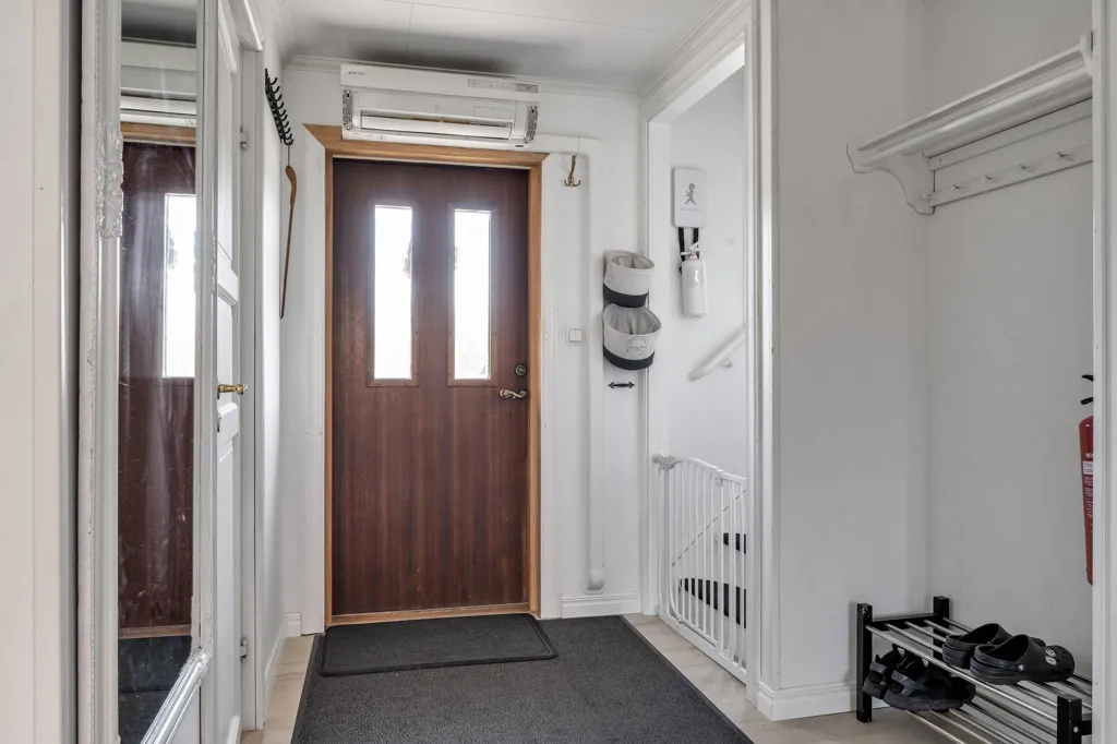 Entrée - 1.5-Storey Villa with Corner Plot in Gimo
