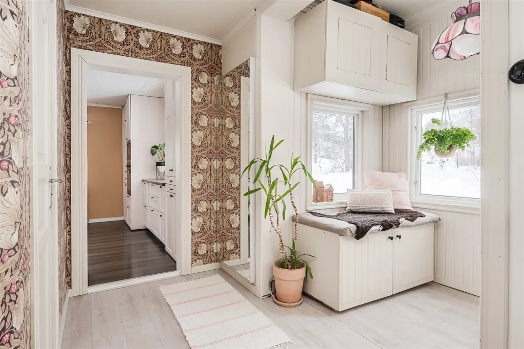 Hallway - Charming Older House with Garden in Ramvik