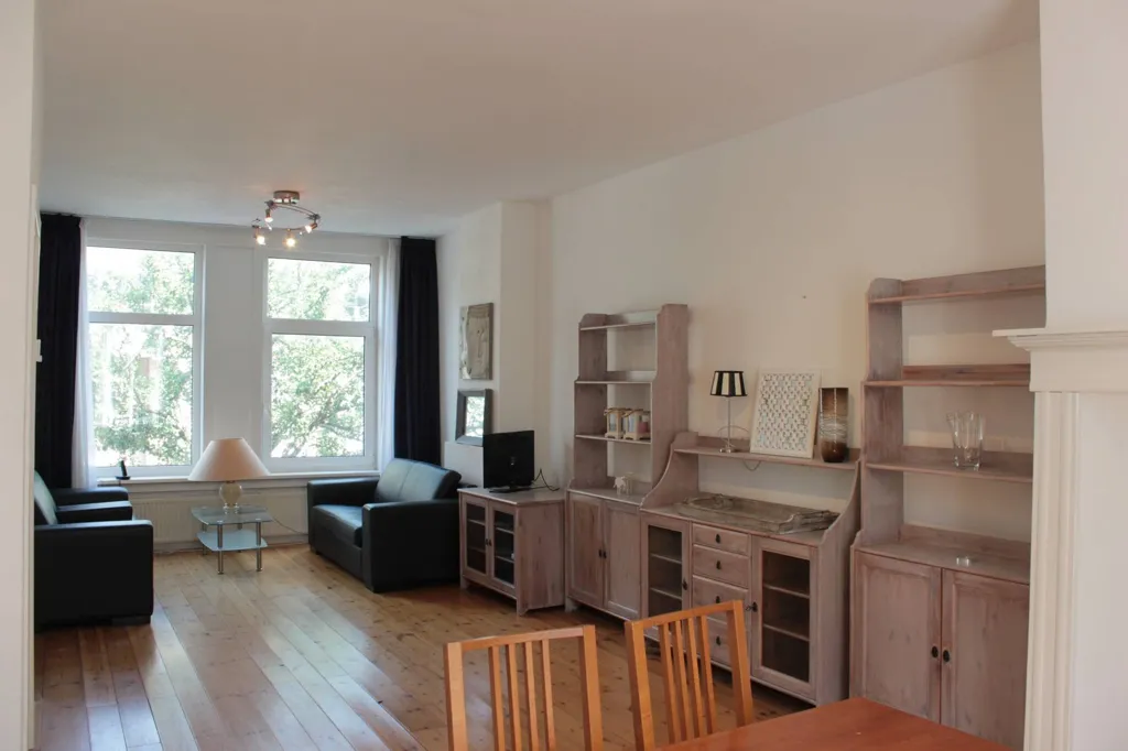 Séjour - Upper House with High Ceilings in Den Haag