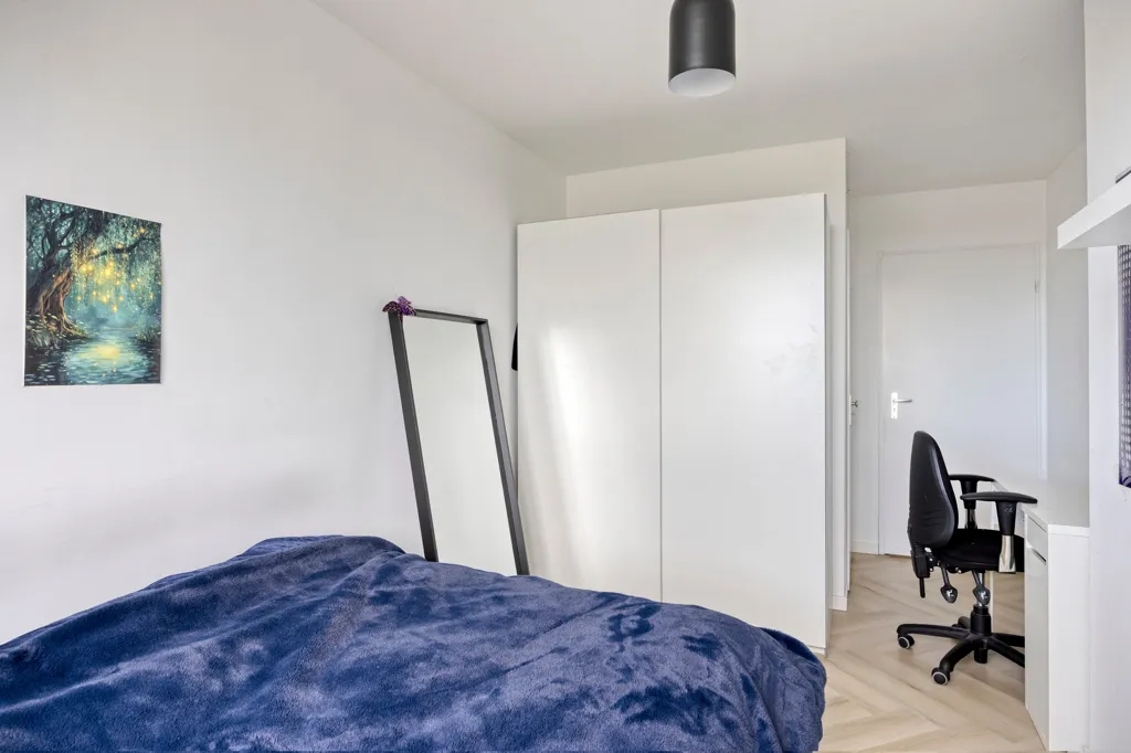 Chambres - 4-Bedroom Gallery Flat with Balcony in Green Area