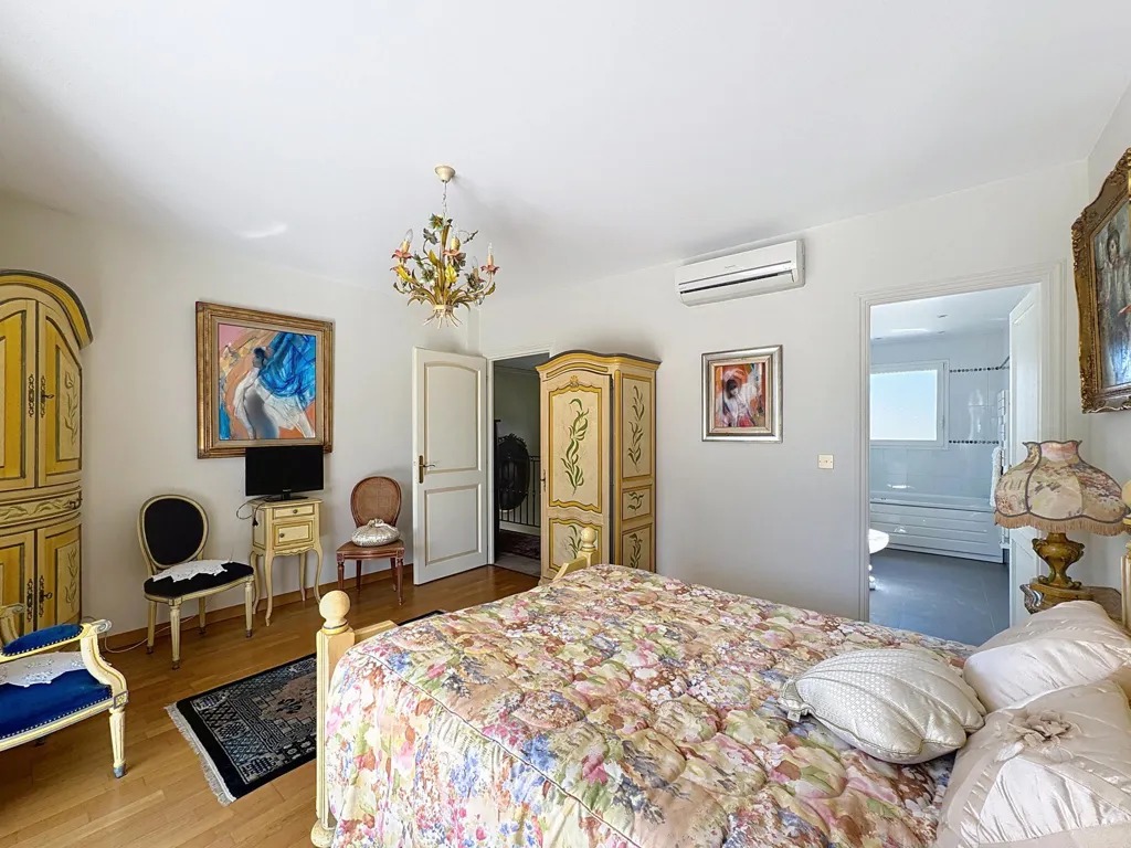 Chambres - Villa Récemment Construite avec Piscine à Mougins