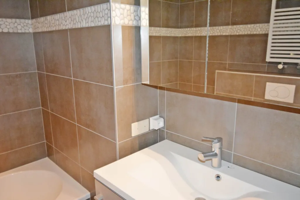 Salles de bain - Appartement Rénové avec Terrasse à Zeedijk Albertstrand