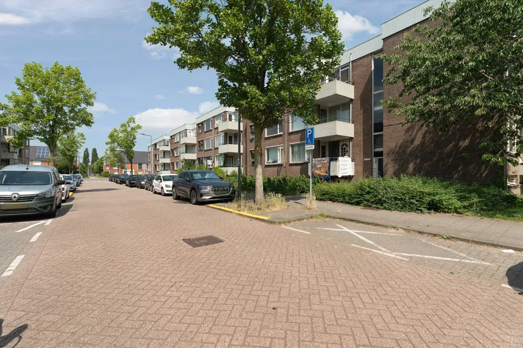 Extérieur - Four-Bedroom Apartment with Balconies in Rotterdam