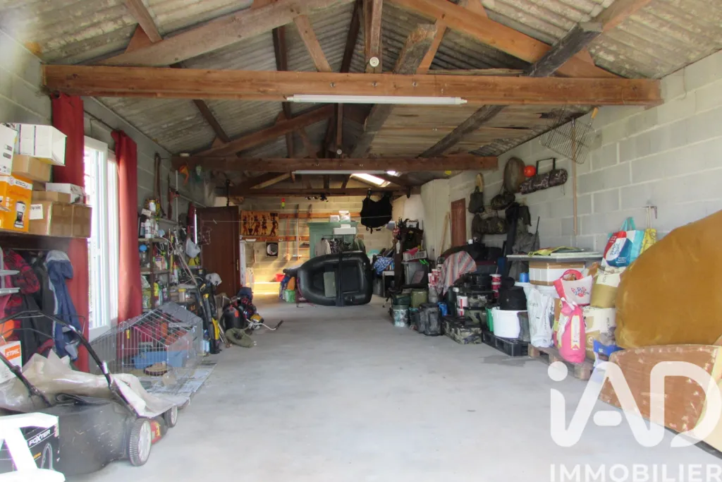 Garage - Maison de Campagne avec Vue Dégagée à Berrie